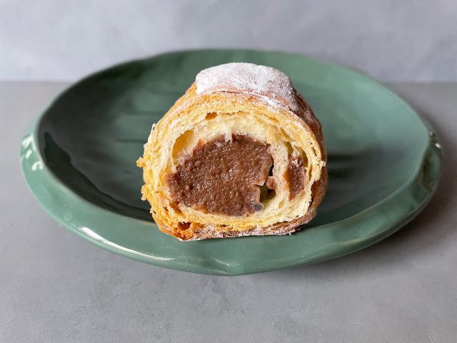 ビターチョコが入ったコロネショコラの断面