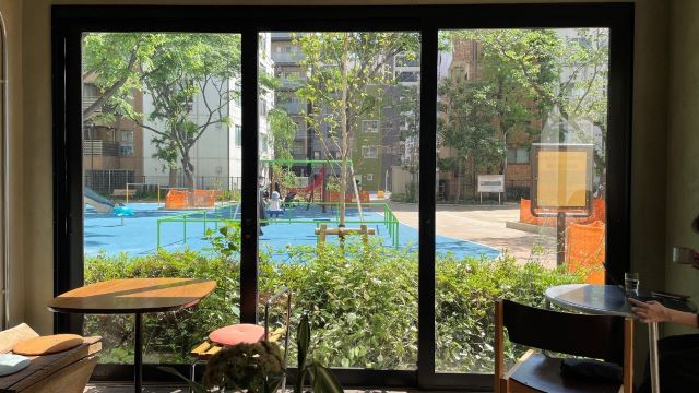 Parklet bakery 店内からの眺め