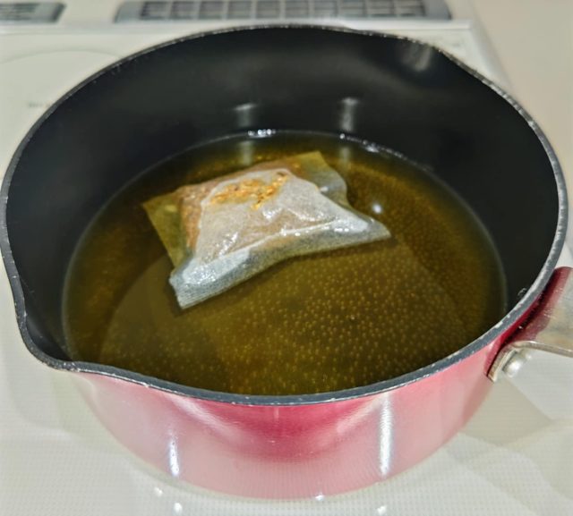 出汁を鍋で取る様子