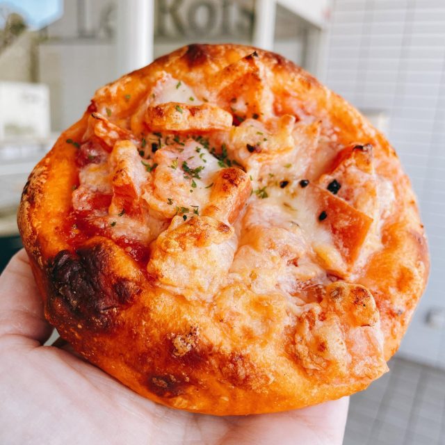 トマト仕込みのパンとトッピングのトマトチーズ