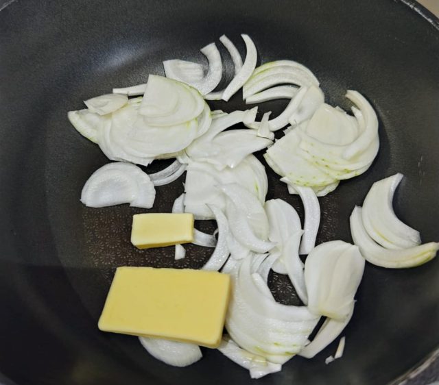 フライパンに入った玉ねぎとバター