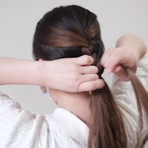 後ろの髪を三つ編みにする