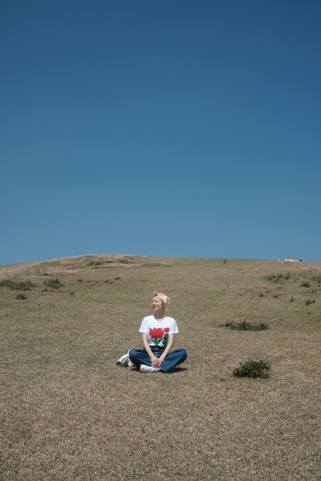 青空の下にいる女性