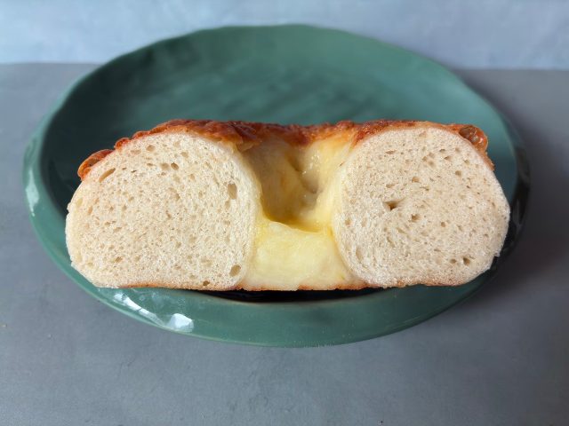 HIGU BAGEL&CAFEのチーズベーグルの断面