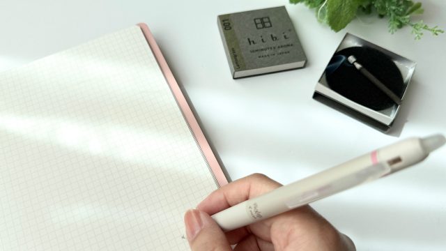 ノートに書きこむ手