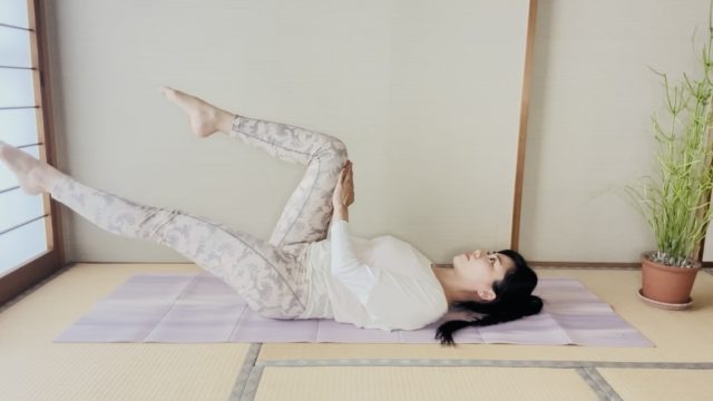 左脚を自分から遠ざけていく