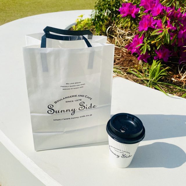 テイクアウト用の紙袋とドリンクカップ