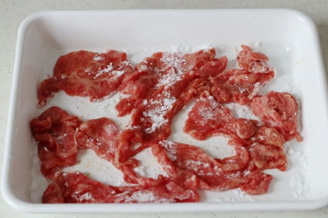 片栗粉をまぶした牛肉