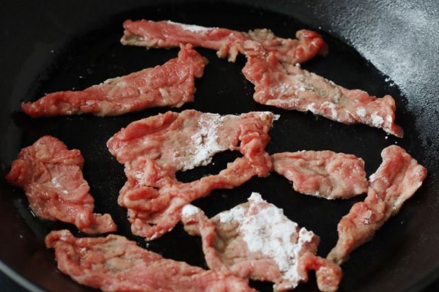 フライパンに並べた牛肉