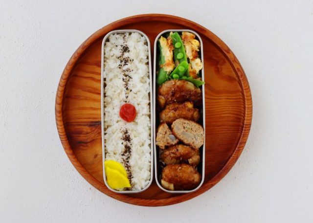 「新玉ねぎのミニハンバーグ」「スナップえんどうと卵のおかか和え」2品弁当