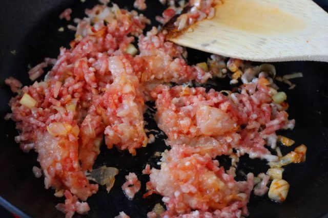 フライパンで炒める麻婆豆腐の具材