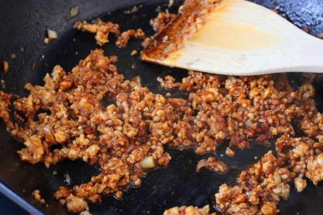 フライパンで炒める麻婆豆腐の具材