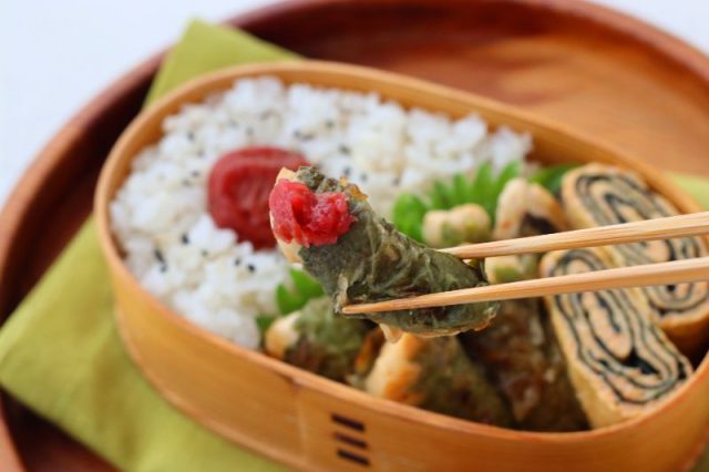 「しそ巻きチキン」「にんじんと海苔の卵焼き」2品弁当