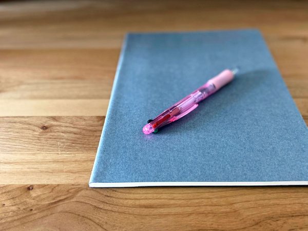 カラーペンを使って予定を色分けした手帳ページ