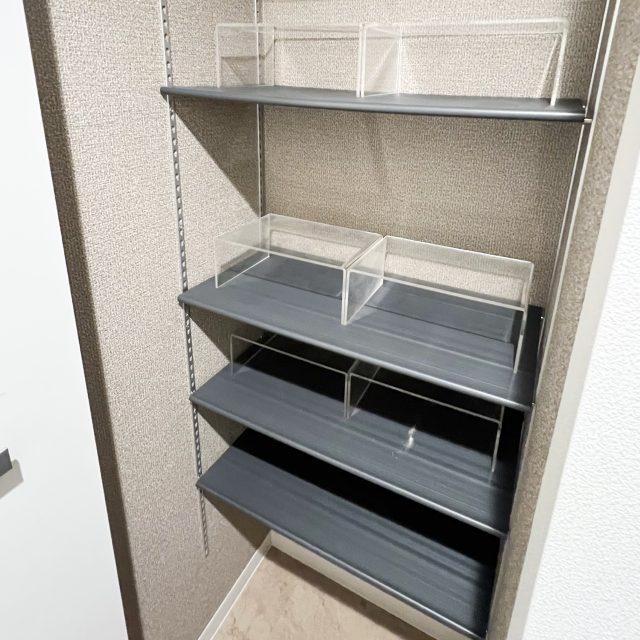 玄関収納の整理前後の状態。靴の並びと収納ボックスが整っている様子