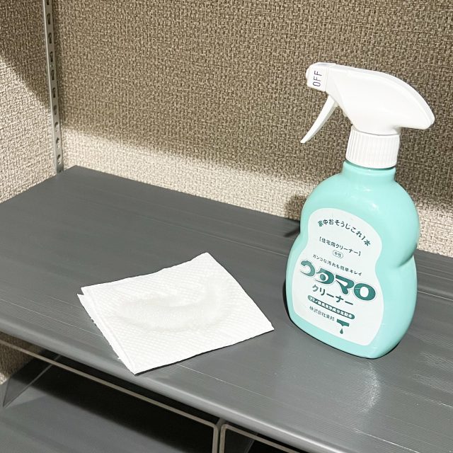 靴箱の棚を拭き掃除する様子。清潔に整えている