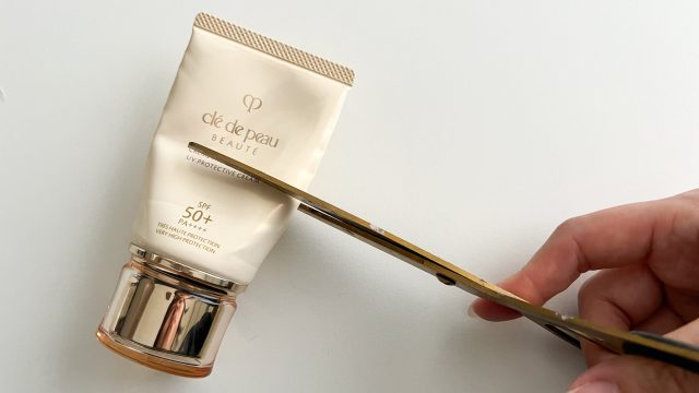 ファンデーションにハサミを入れる