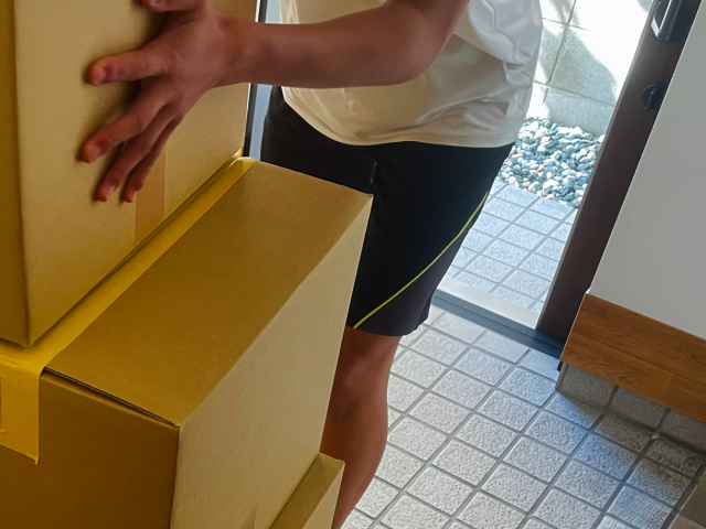 玄関ドアを開けたまま荷物の出し入れ