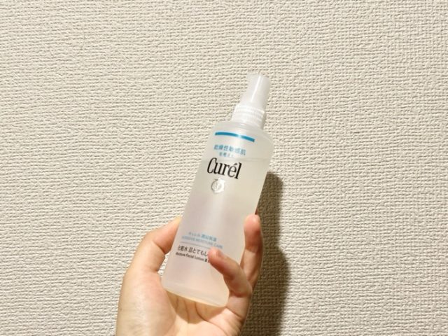 キュレル化粧水の使用シーン。ポンプ式で出している様子