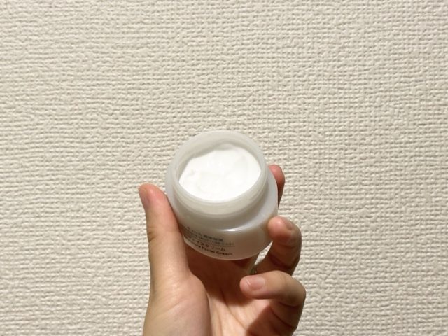 キュレルフェイスクリームを手にとって塗る様子