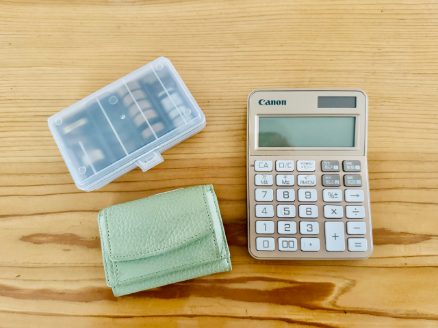 電卓と小銭入れ