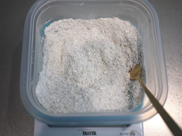 保存容器に蒸しパンの材料