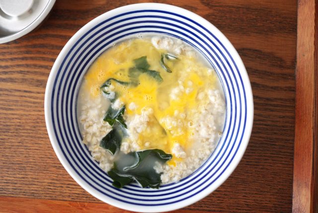 お皿に入ったオートミールおじや