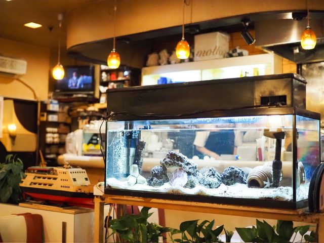 新橋のパーラーキムラヤ」店内水槽