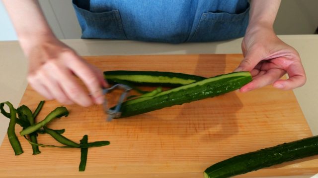 きゅうりの皮をむく