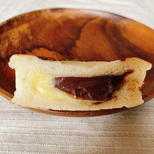 コトリパンの断面。2層のクリームがぎっしり