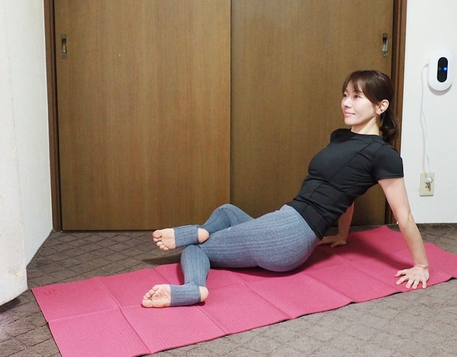 「ひざ倒し」ストレッチ