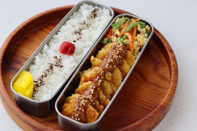 「チキンカツ」「ピーマンとにんじんのレンジしりしり」2品弁当