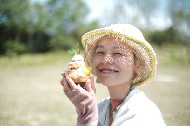 帽子をかぶる女性