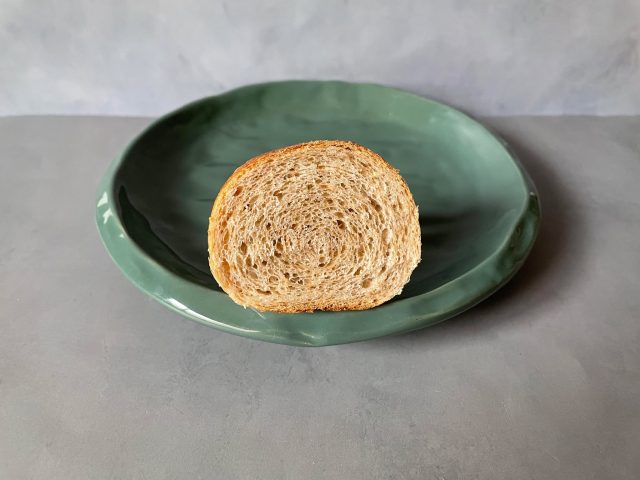 噛みごたえあるハードバターロールの断面