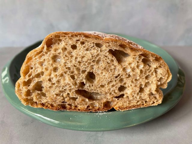 大麦高加水パンの断面。もっちりふわふわ食感