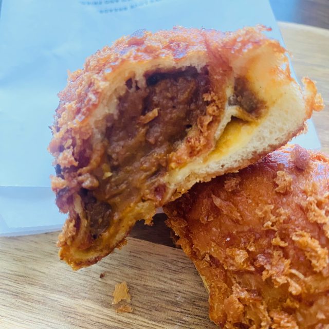 カレーパンの断面。牛肉とカレーがぎっしり