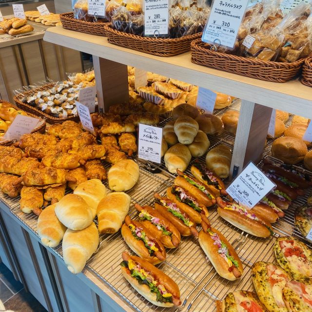 店内に並ぶ焼きたてパンの棚