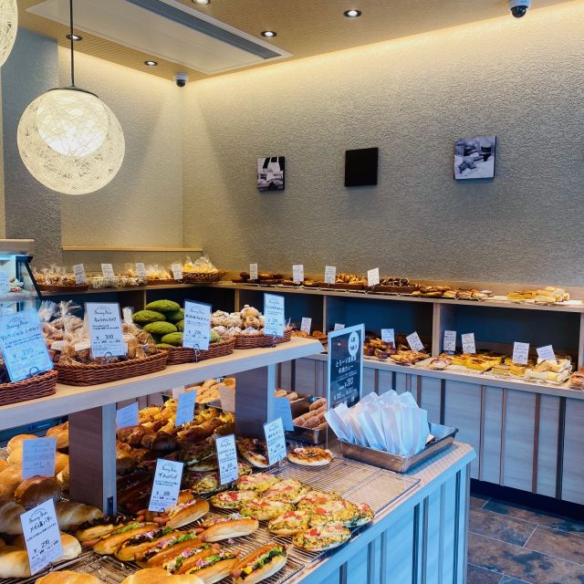 Sunny Side 店内のパン陳列エリア