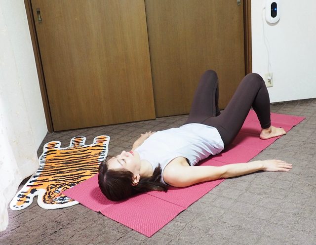 「片ひざ倒し」のストレッチ