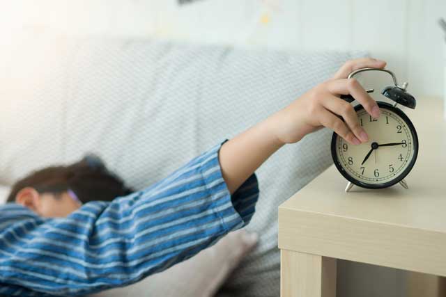 目覚まし　寝室　男性