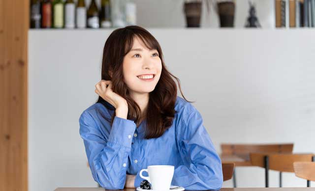 ひらめく　女性　カフェ