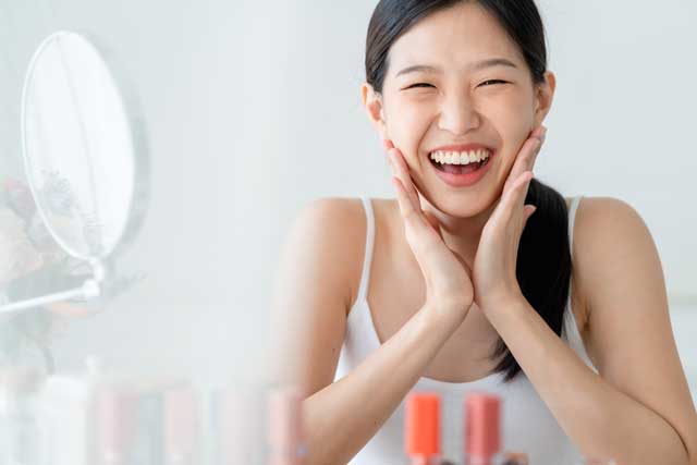 朝　笑顔　女性