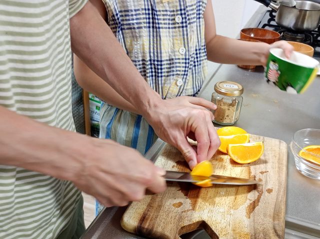 果物を切る様子