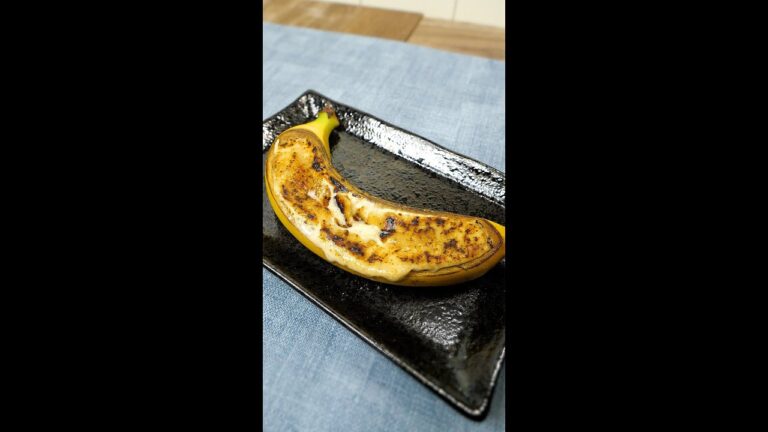 【バナナ丸ごとクリームブリュレ！？】皮まで使うの天才焦がしバナナアイスが革命すぎる / Banana Crème Brûlée