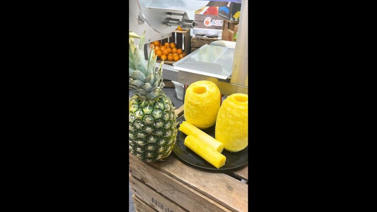 【秒でパイナップルがツルん♪】皮むき＆芯ぬきの達人“超助”がスゴすぎた！ / Pineapple Peeling Machine @fruitpeelingmachineastra4313