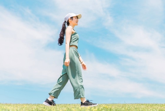 ウォーキングする女性