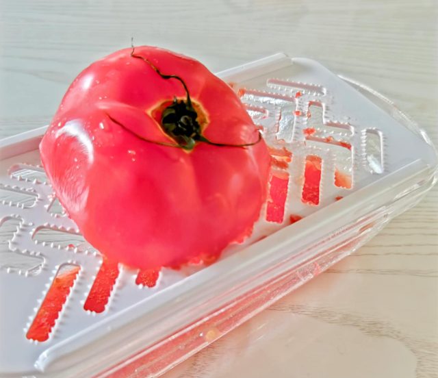 トマトをすりおろす