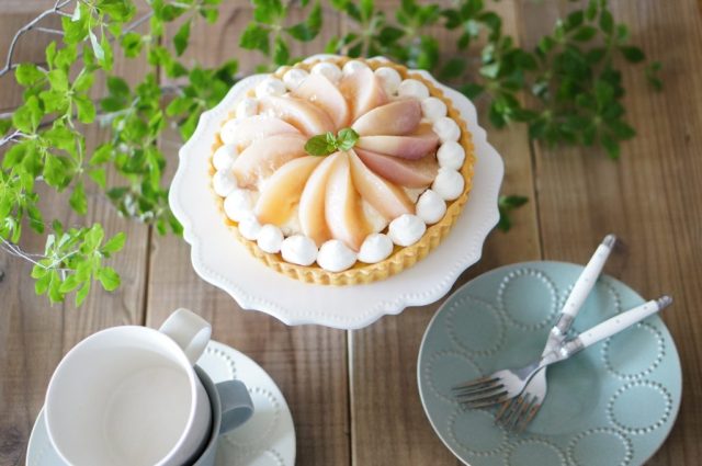 テーブルにのった桃タルト