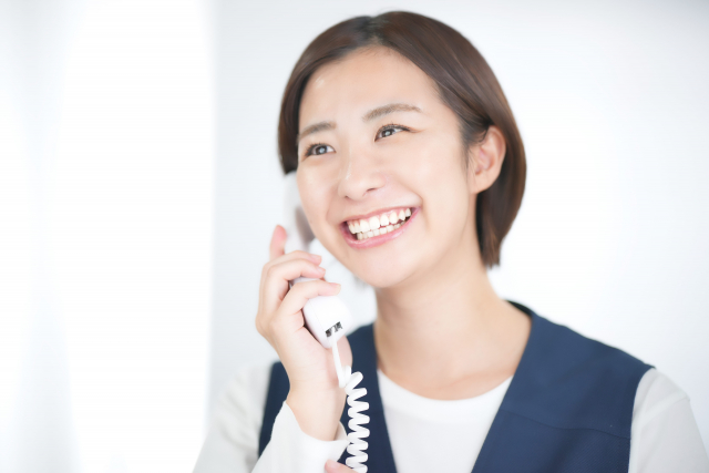 電話中に笑顔になる女性