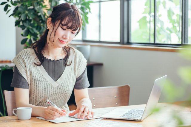 ノートに書く女性
